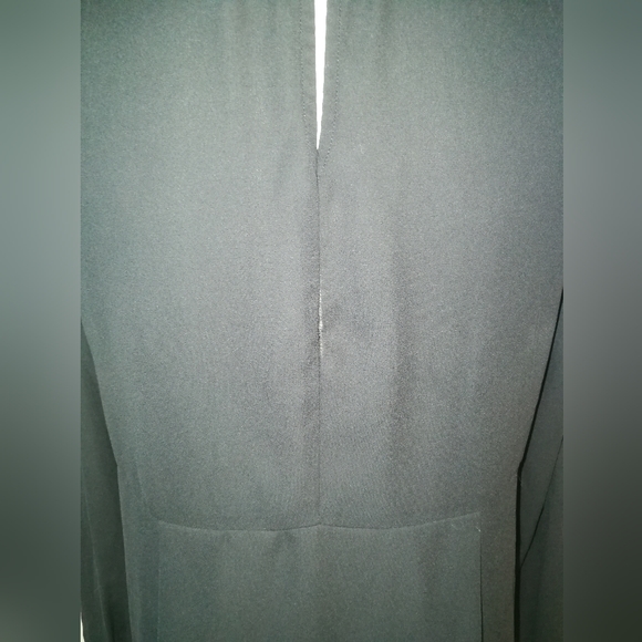 Medium black scoop neck long sleeve lightweight Vince Camuto top, button cuffs - Picture 2 of 9